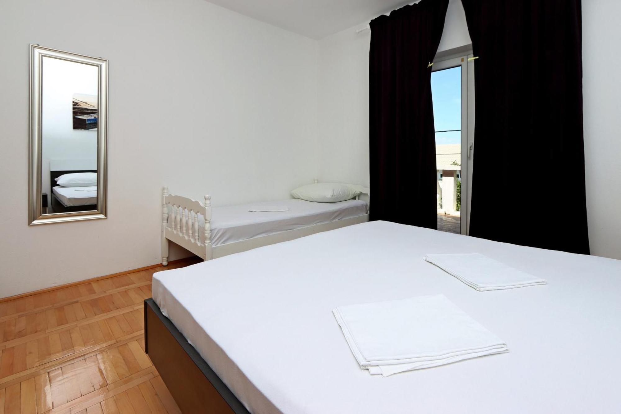 Apartments With A Parking Space Senj - 5571 Bilik gambar